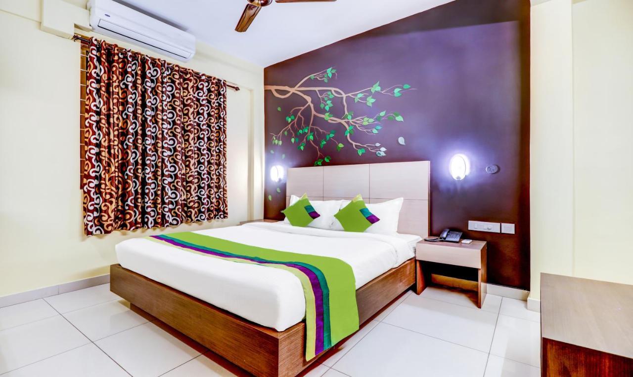 Treebo Petals Suites Kochi Exterior photo